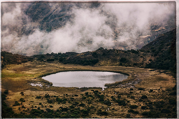 Nombre: "Laguna Vigilante" (Páramo de Santurbán). Exposición Encapsularte 2020, organizada por la Fundación Museo de La Paz y presentada en La Casa del Libro Total (Bucaramanga).