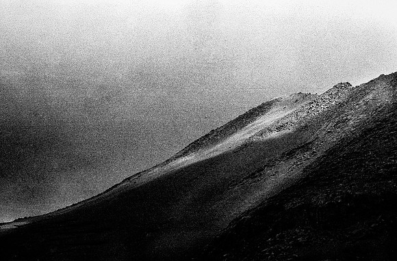 Nombre: “Laderas Milenarias” (Serie Montañas sagradas). Exposición Formato Chic 6 (2019-2020). Galería Elvira Moreno (Curador: Franklin Aguirre) Bogotá.